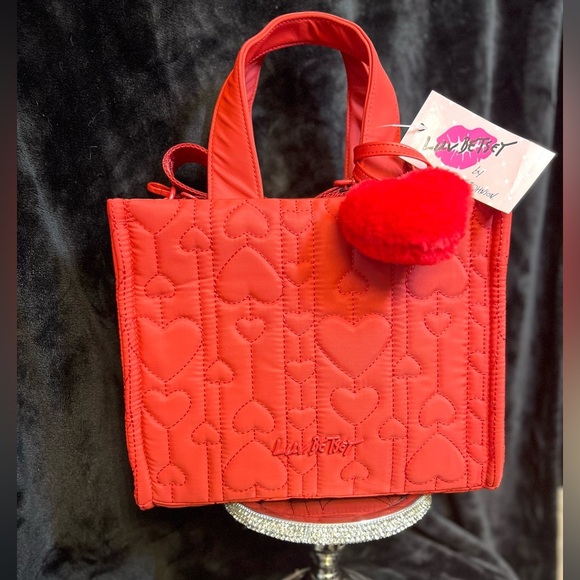 ❤️NWT-BETSEY JOHNSON, LUV BETSEY
RED QUILTED HEART TOTE WITH FUR BALL KEYCHAIN❤️ - Picture 6 of 12
